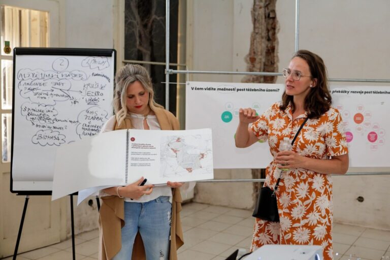 V Kadani proběhla vernisáž výstavy Obraz pánve: krajina v proměně